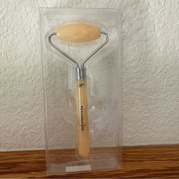 IT COSMETICS Heavenly Luxe Face & Neck Citrine Roller NWT - Picture 5 of 9